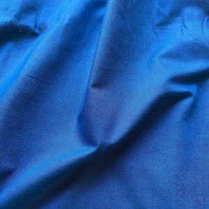 Tela acolchada de algodón salpicada en azul tinta