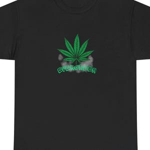 Puede incluir: Un juego de tres tazas de cerámica con un acabado mate moteado. Las tazas son de color crema, gris claro y gris oscuro. Cada taza tiene un diseño simple y minimalista, ideal para café o té.