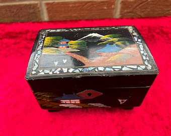 Beautiful vintage musical jewelry box in Chinoiserie style.