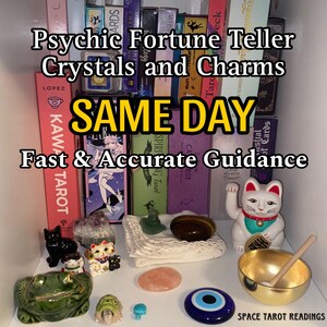 Puede incluir: Una colección de cristales, amuletos y barajas de tarot. La imagen incluye una figurita de rana verde, un cristal rosa, un amuleto de ojo turco azul, una figurita de gato blanco, un cuenco cantón dorado y una variedad de barajas de tarot. El texto en la imagen dice "Psychic Fortune Teller Crystals and Charms Same Day Fast & Accurate Guidance".