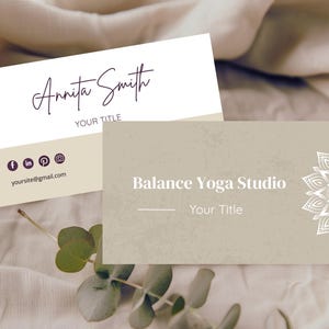 Puede incluir: Dos tarjetas de visita con una paleta de colores neutros. Una tarjeta presenta el nombre "Annita Smith" en una fuente de escritura, con iconos de redes sociales. La otra tarjeta dice "Balance Yoga Studio" con un diseño de mandala.