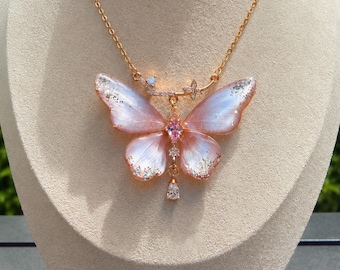 Collar de mariposa rosa, colgante de mariposa a la luz de la luna, joyería etérea Fairycore, regalo para ella.