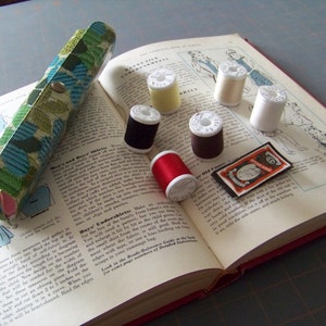 Vintage Sewing Kit Crewel Floral Design