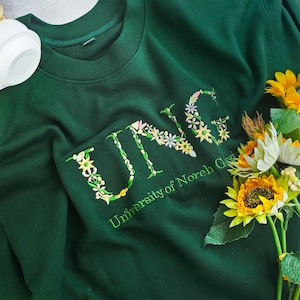 College Blumen Brief gesticktes Sweatshirt, Individuell gesticktes Blumentext Sweatshirt, Stickerei Schwesternschaft Geschenk griechischer Buchstabe Sweatshirt