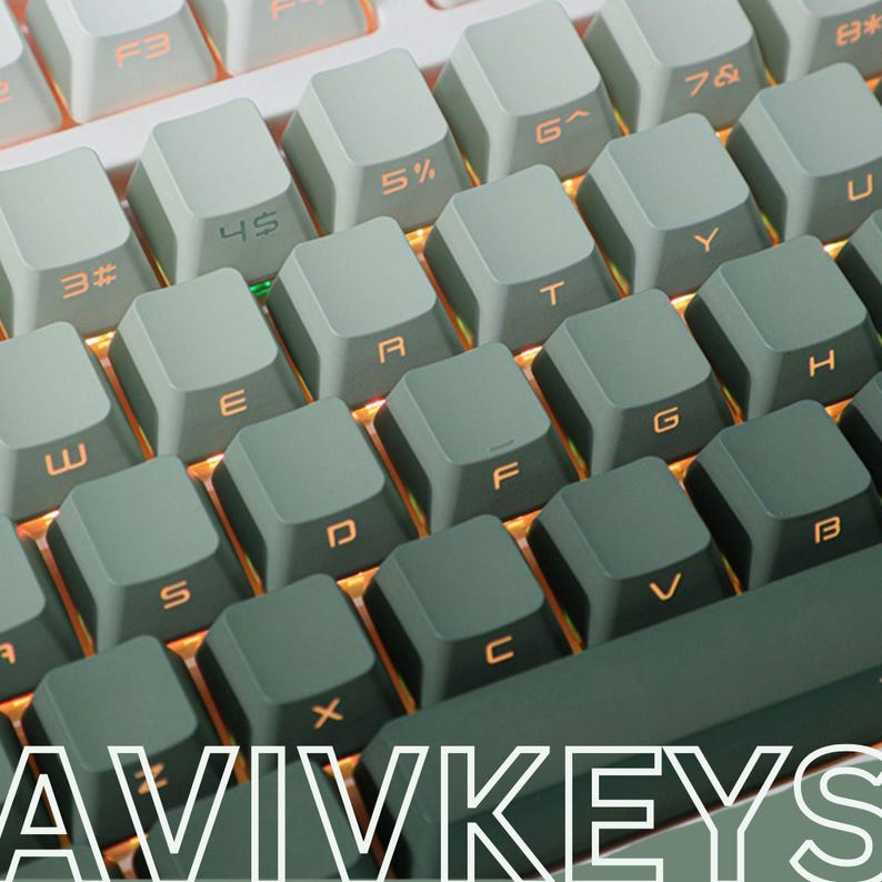 Op de afbeelding: Close-up van een mechanisch toetsenbord met grijze keycaps en oranje achtergrondverlichting. De keycaps hebben witte letters en cijfers. De merknaam "AVIVKEYS" wordt onderaan de afbeelding weergegeven.