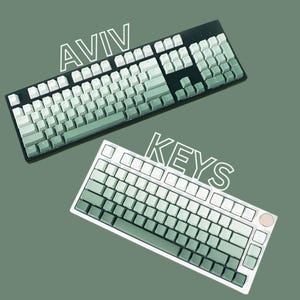 Op de afbeelding: Twee computertoetsenborden met witte en groene gradi&euml;nt toetsdoppen worden getoond tegen een groene achtergrond. Het woord "AVIV" staat boven het bovenste toetsenbord en het woord "KEYS" staat onder het onderste toetsenbord.