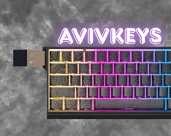 Juego de teclas PBT retroiluminadas: 136 teclas con impresión lateral y retroiluminación RGB.