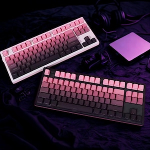 Rosa-svart tangentsats: Sidotryck som lyser igenom, PBT-dubbeltryck, RGB-bakgrundsbelyst