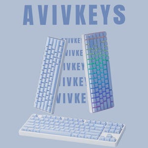 Puede incluir: Tres teclados azul claro con marcos blancos se muestran sobre un fondo azul claro. Los teclados están en diferentes orientaciones, uno plano y dos verticales. El texto "AVIVKEYS" está en la parte superior.