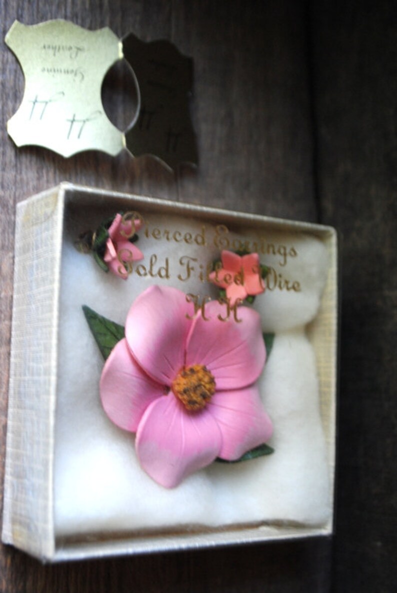 genuine leather Boho vintage 70s Hinterland Handcrafts. Original box hand crafted set: brooch and pierced earrings pastel pink