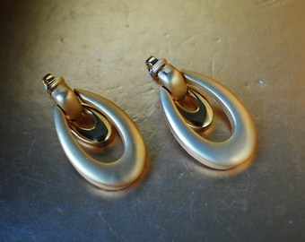 Mod vintage 60s gold tone , combine metal,  dangle, door knocker, double oval clip on earrings. Made by Alice Caviness.