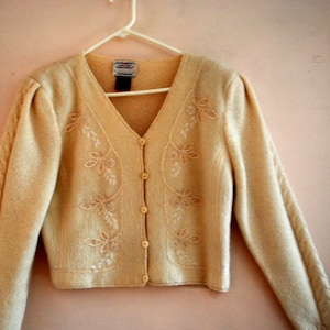 Awesome vintage 1980, off white Shetland  wool , cropped sweater- cardigan with a hand embroidery and cable knit. By Susan  Bristol. Size M.