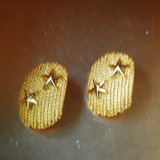 Rare vintage 80s, large, textured gold tone metal,  military shoulders  boards shape clip on earrings with a two stars.