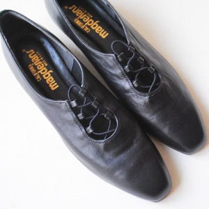 1980 Magdesians , California,  black genuine  soft leather flat shoes/ loafers  with stretched, elastic   corset  style  shoelace, size 10 N