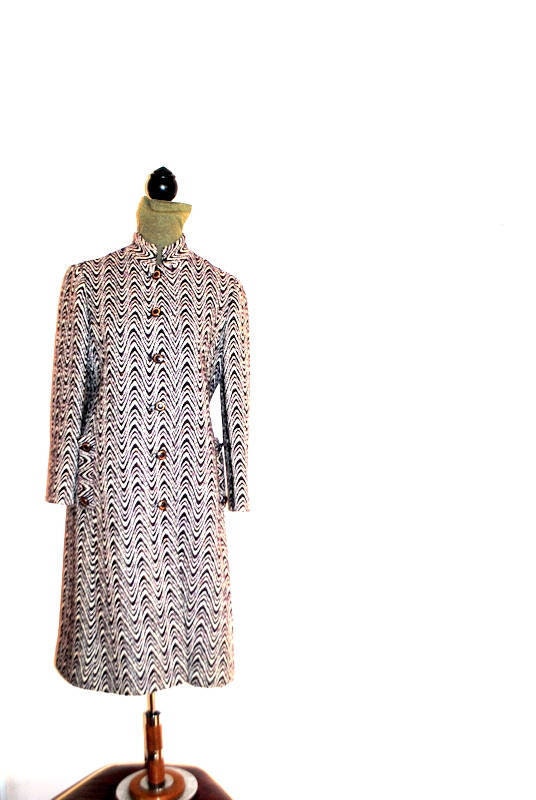 Mod Vintage 60s, White and Plum , Zigzag Pattern, Tapestry