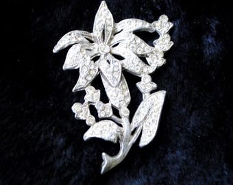Jugendstil vintage 30er Jahre, klare Strasssteine, große Blüte, vertikale Brosche.