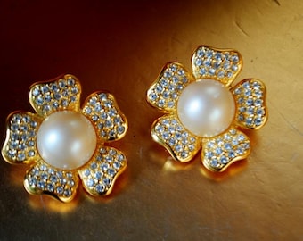 1990 Joan Rivers iögonfallande örhängen med klämma, blomformad, guldpläterad bas, kristallstrassblad, kupolformad konstpärla.