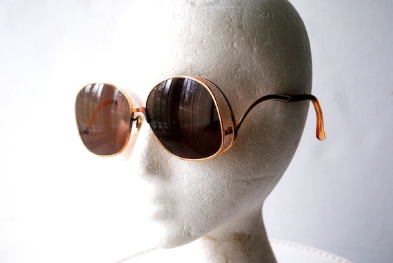 Rare vintage 70s, gold tone metal, double side r