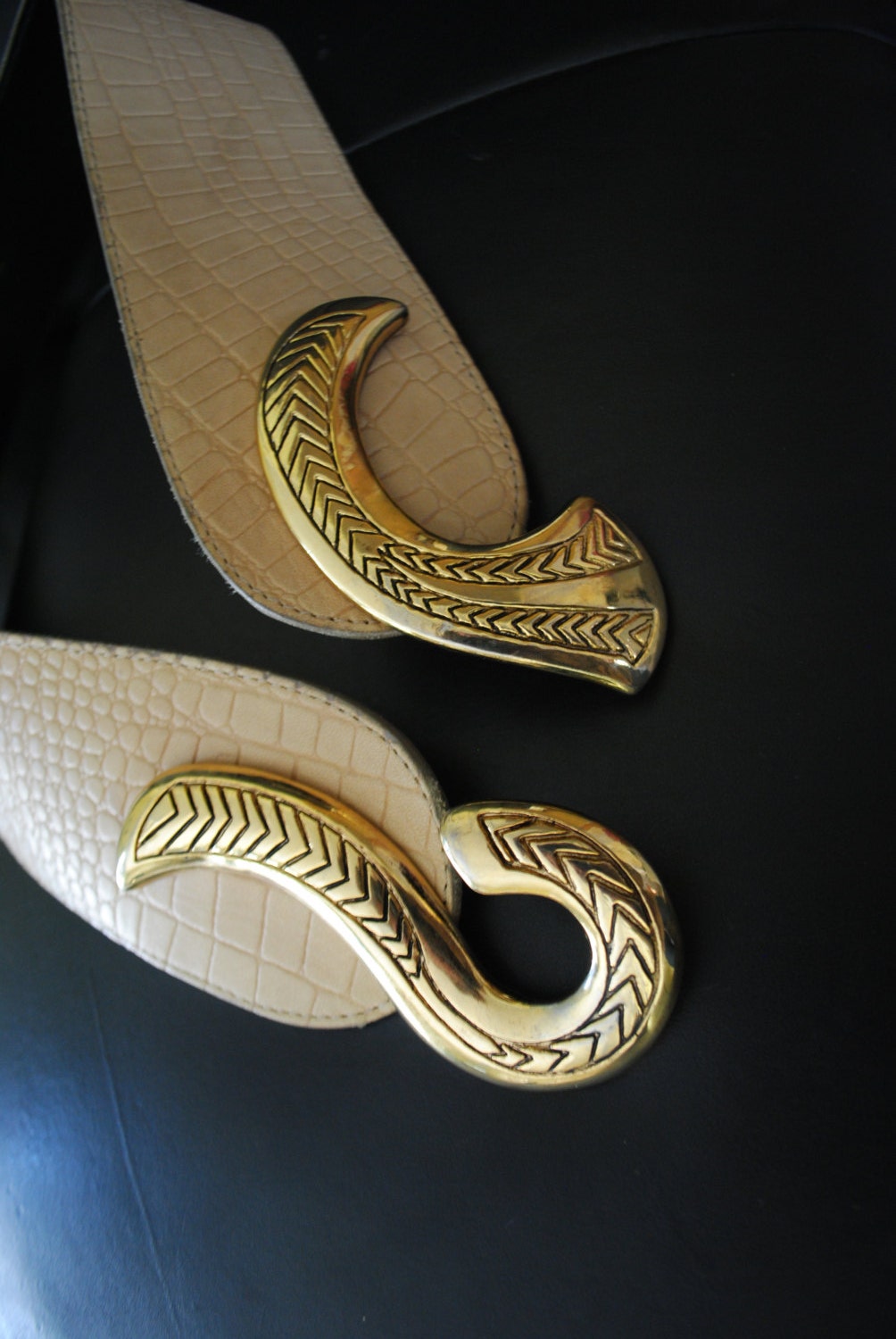 Luxurious Vintage 80s Beige Genuine Croc Style Leather Wide  display picture 3