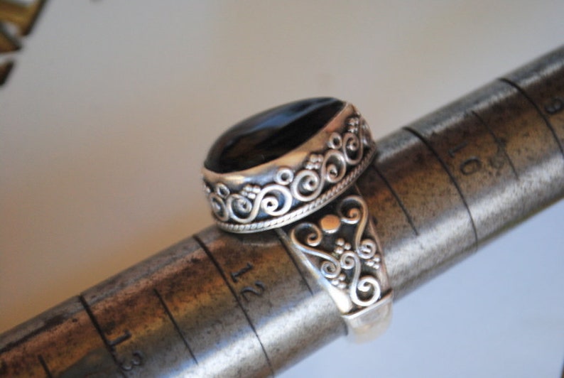 Dramatic vintage 90s unisex By Suarti Bali Size 11. oversize sterling silver 925 ornate ring with a teardrop shape genuine onyx
