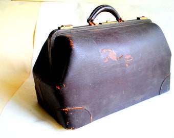 1900 vintage , dark chocolate  brown, warranted  cowhide  leather,   medical,  doctors, lawyers  carry on large bag. # 20 P51.