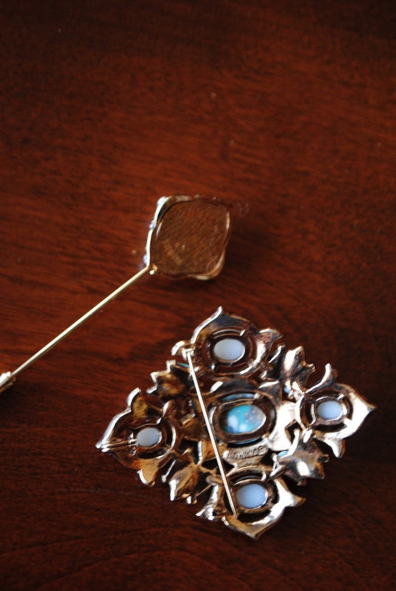 Sarah Coventry. Art nouveau vintage 70s jewerly set gold tone metal marcasite brooch hat /'s pin with a faux white pearls and turquise