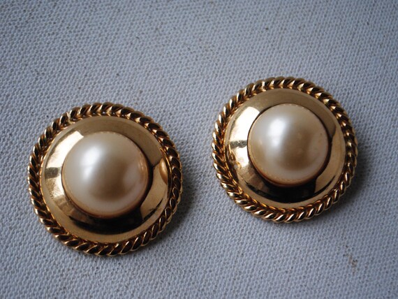 1980 vintage , statement , large button shape  cl… - image 3