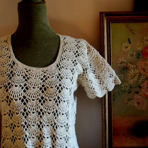 Top veraniego bohemio vintage de algodón beige, tejido a crochet, transparente, de manga corta, con estampado festoneado y ribete festoneado. Talla M.