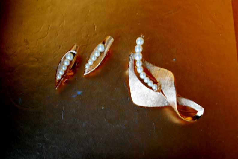 brooch and clip on earrings gold tone metsl broshed metal jewerly set Mod vintage 60s accented with a white pearls.Made by Pastelli.