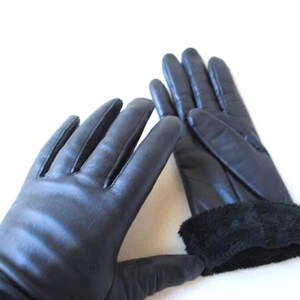 2000 Chapter  Club  black   genuine leather  gloves, black  faux fur  lining , cinched  at the  wrist  line of the back, Size Large