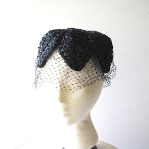 Classy vintage 60s, black,woven raffia pillbox hat with a scalloped, triangle  , zigzag crown. Full net. Mint condition. Size 21.