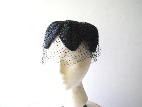 Classy vintage 60s, black,woven raffia pillbox ha… - image 1