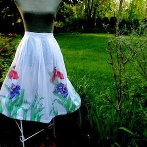 Summer fashion vintage 70s ,white ,rayon blend , high waist skirt with a large irises print. Made by Pea Pod. Size Small- Medium.