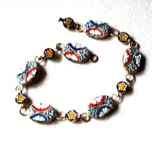 Vintage 40er Jahre, silberfarbenes Metall, mehrfarbiges Mosaikdesign, handgefertigtes Armband mit ovalen und runden Gliedern. Made in Italy.Größe 23 cm