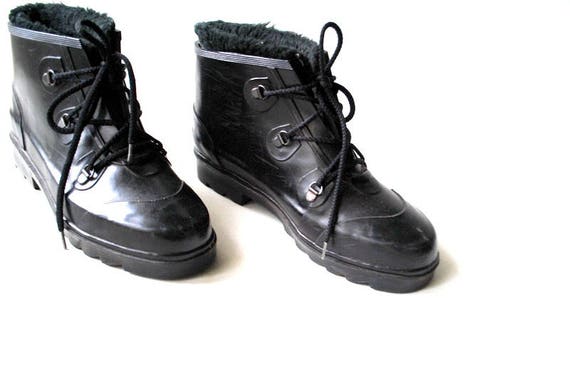 Winter fashion, vintage 1980s, black,  rubber, lace up boots with a removable, warm lining-slippers. Size9.