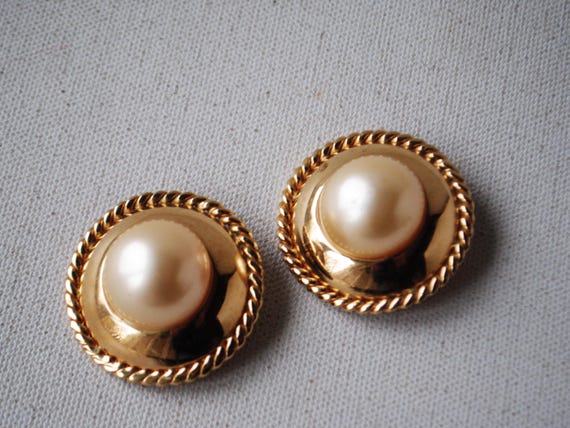 1980 vintage , statement , large button shape  cl… - image 10