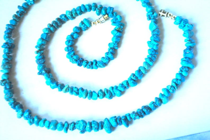 genuine turquise nugget beads Boho vintage 70s blue long necklace.