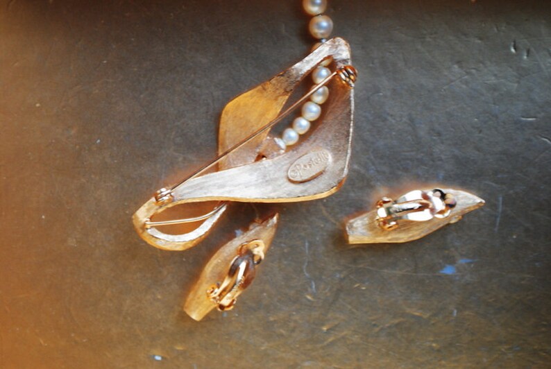 brooch and clip on earrings gold tone metsl broshed metal jewerly set Mod vintage 60s accented with a white pearls.Made by Pastelli.
