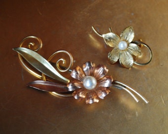 Art nouveau vintage 40s,  12k and 14k gold plated, lot of 2 brooches. Made by Van Dell and Wells.