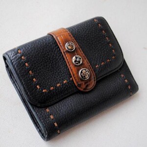 Cartera vintage de 1990, de piel auténtica suave, granulada, de color negro, con detalles de piel marrón y tachuelas metálicas plateadas, de Brighton.