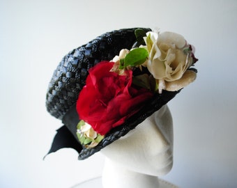 Glamour vintage 60s black straw-raffia hat with a short bron and burgundy and white silk roses. Made by Coronet. Size 21