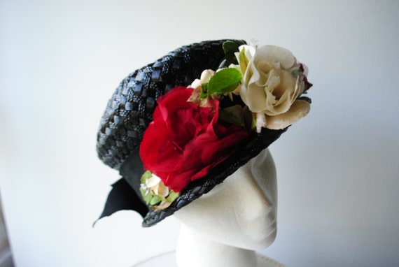 Vintage 1960 Black Straw-raffia Hat With Silk Roses, Size 21  display picture 1