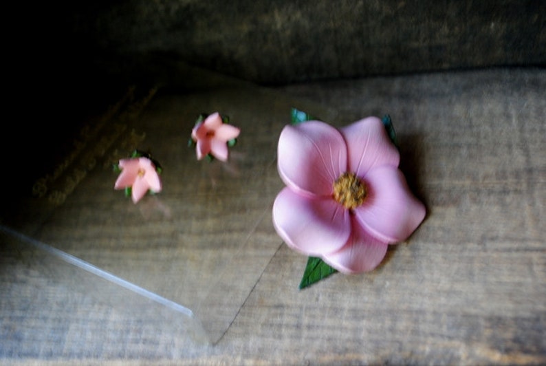 genuine leather Boho vintage 70s Hinterland Handcrafts. Original box hand crafted set: brooch and pierced earrings pastel pink
