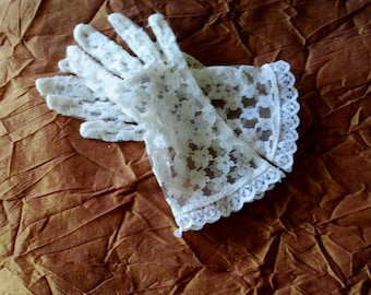 Wedding, bridal, vintage 70s, white nylon , lace gloves with a flowers pattern and scalloped ruffled trim. Size 6. Made in Hong Kong.