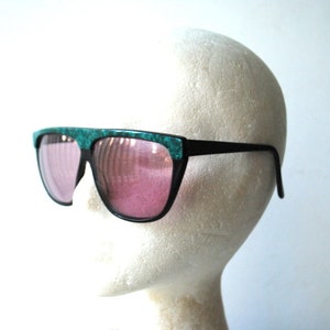 Retro vintage años 80, gafas de sol bicolor con lentes de color púrpura claro.