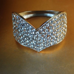 Hochzeit Vintage 80er Jahre silberfarbenes Metall, klappbar, Manschettenarmband mit einer Herzform vorne, komplett mit einem klaren Strass überzogen. Größe 6 1/2
