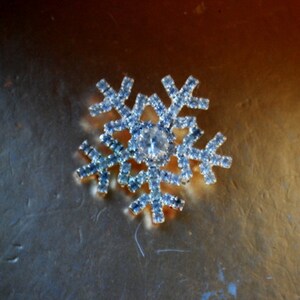 Christmas Vintage 1960, Clear Rhinestones, Snow Flax Shape Brooch With ...
