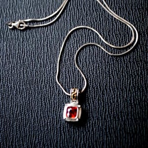 Colar vintage de prata esterlina 925 de 2000, corrente em formato de lanche, pequeno pingente quadrado de granada vermelha com letra S banhada a ouro acima.