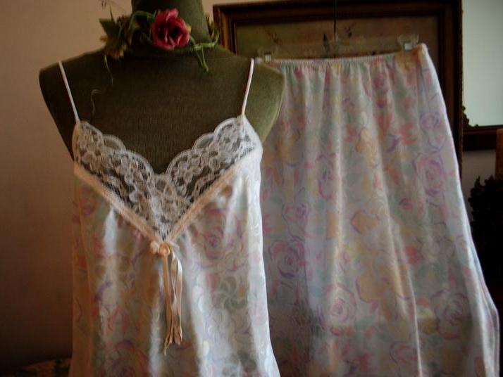 1980 Vintage Luxurious White Polyester Lingerie Set: Camisole/slip