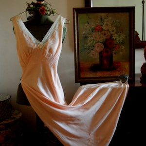 1930 darling  vintage , pastel peach crepe , sleeveless  night gown, bias-cut with Irish lace and embroidery. By  Lady  Duff. Size 6.